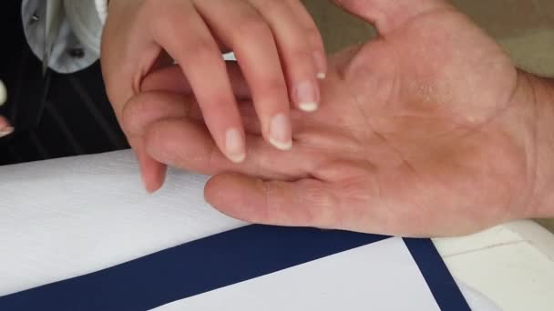 Diabetes-Lanzette in der Hand stechen Finger, um Punktionen zu machen, um kleine Blutproben für den Blutzuckerhämoglobinspiegel zu erhalten  - Filmmaterial, Video