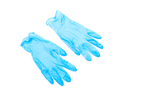 Δύο μπλε λαστιχένια γάντια που απομονώνονται σε λευκή επιφάνεια - Φωτογραφία, εικόνα