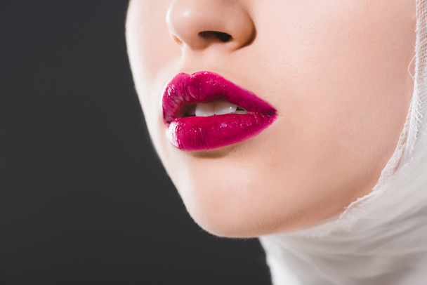 vista recortada de mujer joven con labios carmesí aislados en gris
  - Foto, imagen