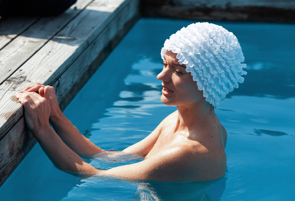 Krásná mladá nahá žena v bazénu - Fotografie, Obrázek