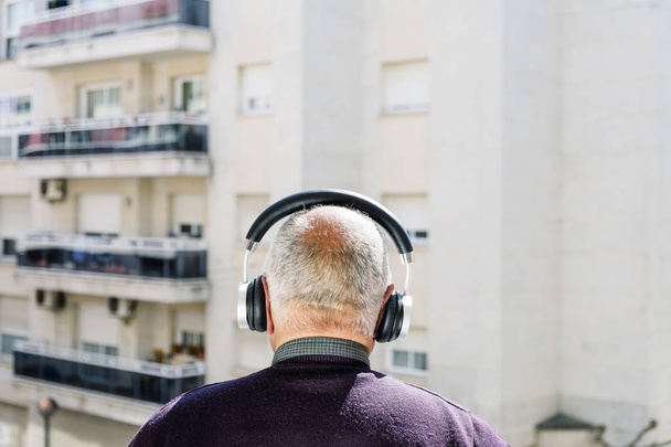 velho caucasiano homem usando fones de ouvido
 - Foto, Imagem