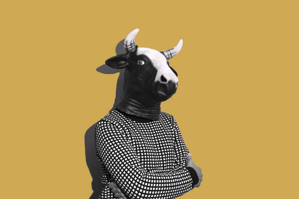 νέος άντρας με μάσκα αγελάδας - Φωτογραφία, εικόνα