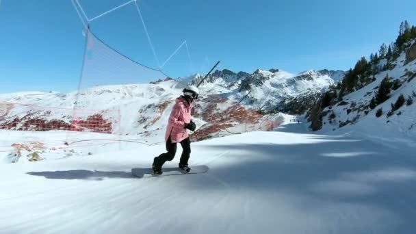 Νεαρό χίπστερ θηλυκό χιονοοικότροφο στην ηλιόλουστη πλαγιά - Πλάνα, βίντεο