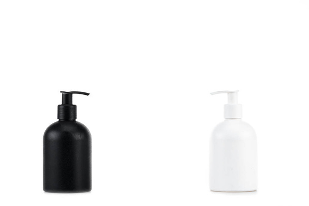 Flacons cosmétiques noirs et blancs isolés sur blanc
 - Photo, image