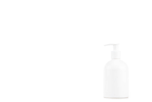 Белая косметическая бутылка с спреем изолированы на белом
 - Фото, изображение