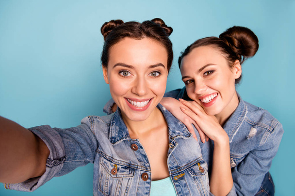 Close up photo of cute fellows isolated students spending free time weekends touching shoulder holidays making unforgettable photos wearing spring denim clothes on blue background - Foto, Imagen