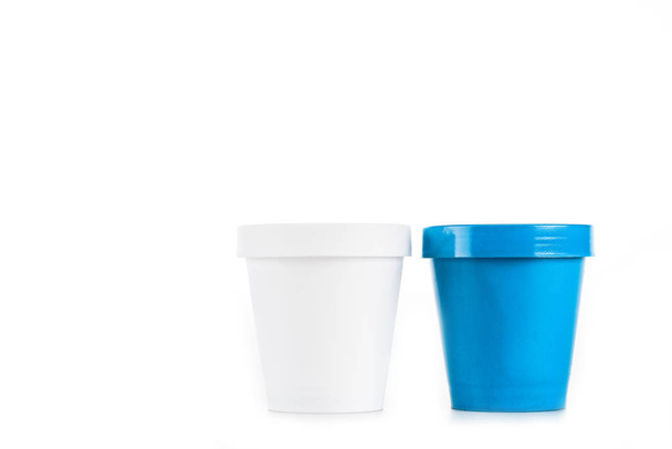 Белые и синие пластиковые чашки изолированы на белый
 - Фото, изображение