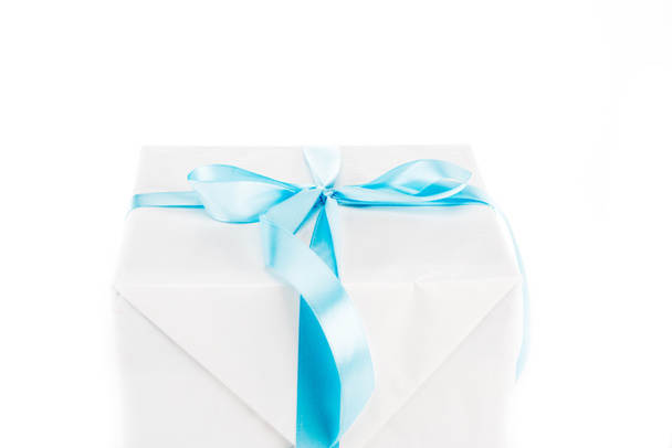 Біла подарункова коробка з синьою стрічкою ізольована на білому
 - Фото, зображення