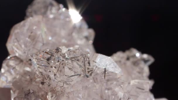 Macro DOF: glinsterende ijs-achtige hematiet edelsteen gefilmd van Close Range. Semi-transparante hematiet kristal met zwarte strepen lopen met zwarte strepen lopen door midden van edelsteen. - Video