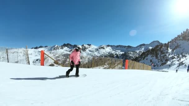 Mladý hipsterové snowboardista na slunečném svahu - Záběry, video