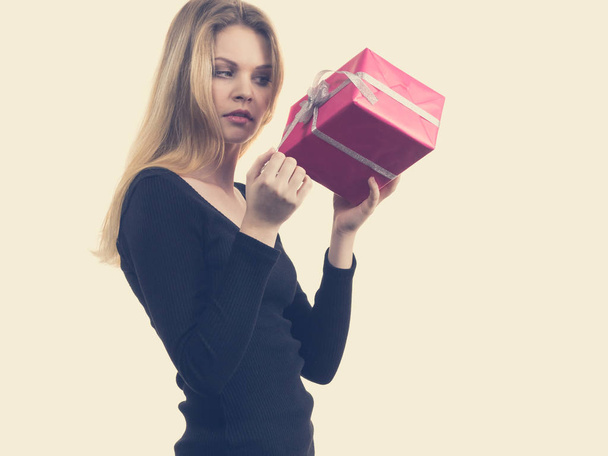 Girl opening pink gift box - Foto, afbeelding
