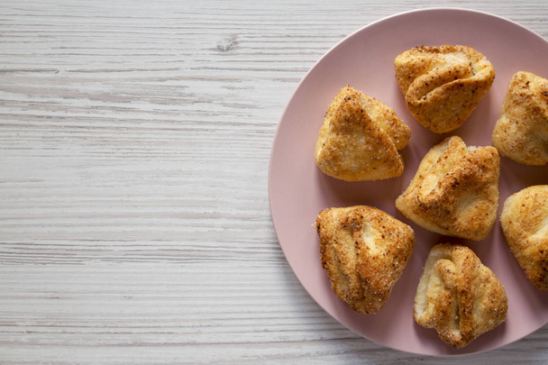 Beyaz ahşap üzerinde pembe plaka üzerinde ev pişmiş süzme peynir bisküvi - Fotoğraf, Görsel
