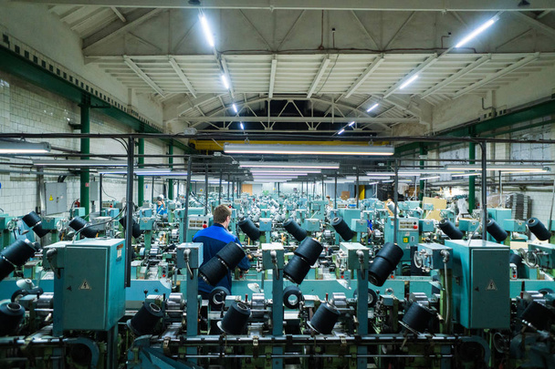 tela de punto viejo. Fábrica textil en línea de producción de hilado y una empresa de producción de maquinaria y equipos rotativos
 - Foto, Imagen