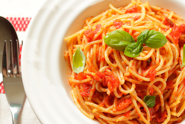 Spaghetti mit Tomatensauce und Basilikum - Foto, Bild