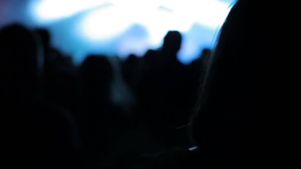 Atrás da multidão em um concerto de música nigt tarde
 - Filmagem, Vídeo