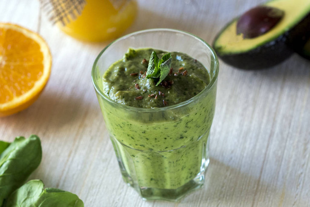 Thick nutritious smoothies, which include: avocado, apple, banana, spinach, orange juice, honey, flax seeds, mint and olive oil. Proper nutrition. Healthy lifestyle. - Foto, Imagem