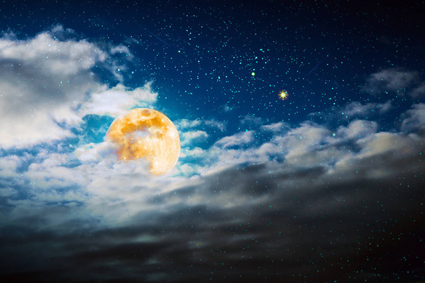 Ciel nocturne sombre avec étoiles avec de gros nuages et pleine lune
. - Photo, image