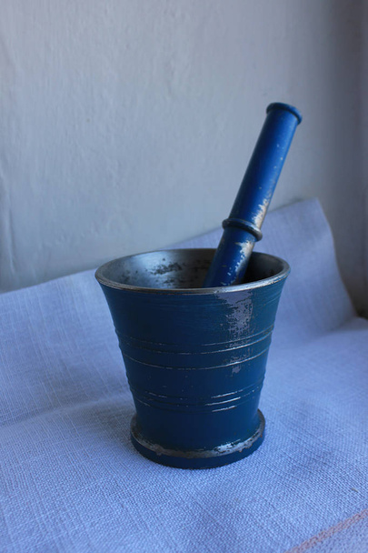 Starověká kovová třecí miska s tloulem na pozadí - Fotografie, Obrázek