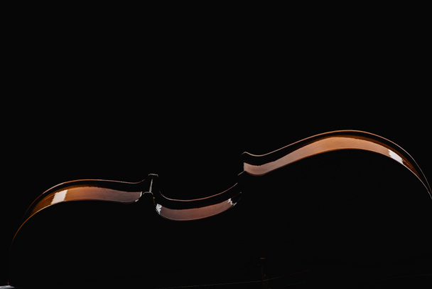 gros plan de violoncelle en bois dans l'obscurité isolé sur noir
 - Photo, image
