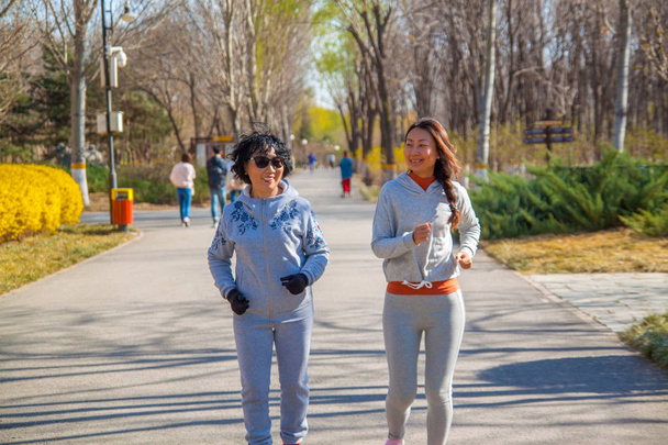 Una familia, madre e hija corredora al aire libre
. - Foto, imagen