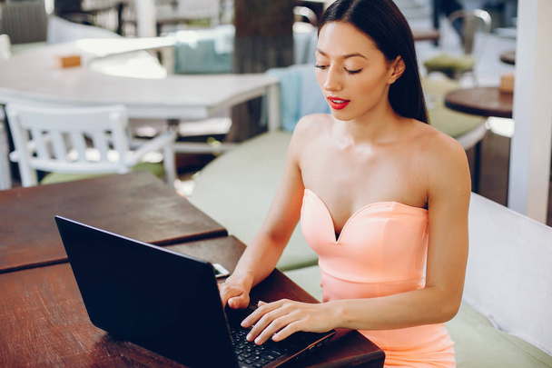 Elegant lady with laptop - Foto, afbeelding