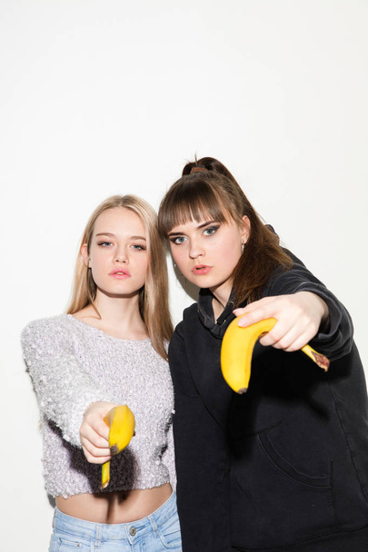 Close up fashion portrait of two young pretty hipster teens - Foto, imagen