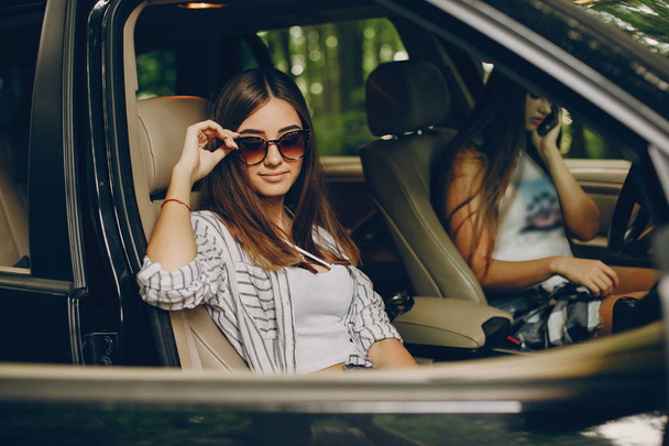 Arabada iki güzel kız - Fotoğraf, Görsel