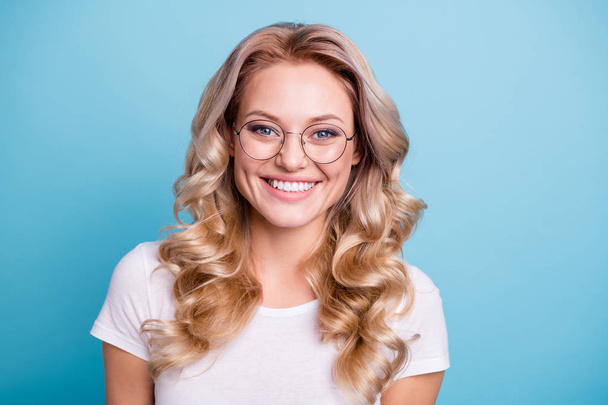 Close-up portrait of her she nice-looking lovely sweet winsome attractive cheerful cheery pretty wavy-haired lady wearing casual white tshirt isolated on blue pastel background - Foto, Imagen