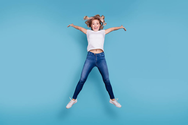 Full length body size view portrait of her she nice lovely attractive cheerful cheery optimistic wavy-haired lady in casual white t-shirt having fun day isolated over blue pastel background - Foto, Imagen