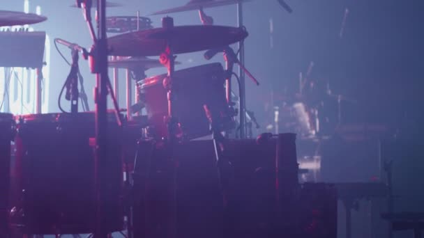 Perkusja na scenie przed ogromnym koncertem rockowym - Materiał filmowy, wideo