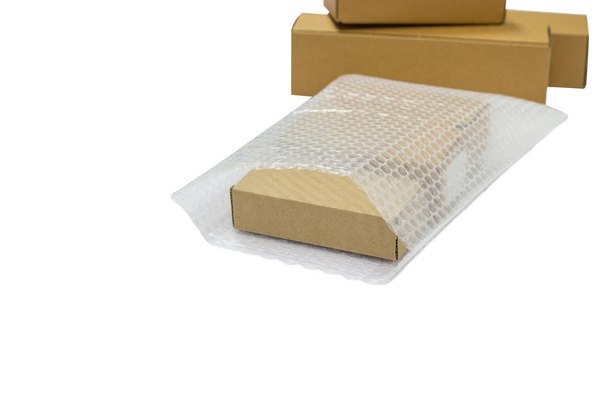 caixa e bolha envoltório, para produtos de proteção rachado ou seguro Durante o trânsito isolado e espaço de cópia de fundo branco
 - Foto, Imagem