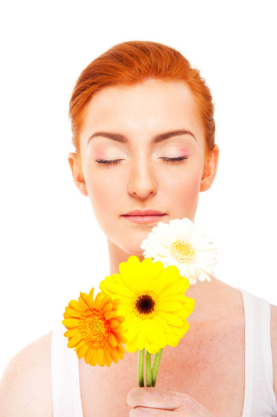 Nainen kukkien ja suljettujen silmien kanssa
 - Valokuva, kuva