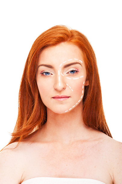 Mulher atraente caucasiano cujo rosto é marcado com linhas
 - Foto, Imagem