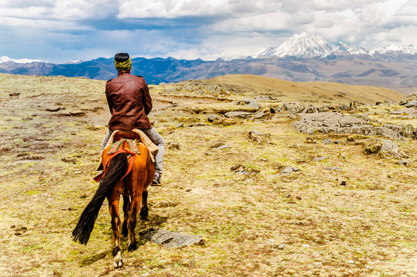 View on nomade on horse in the highlands of Sichuan - Foto, Imagem