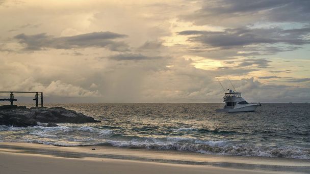                                                               Tramonto Pacifico orientale sull'isola di Contadora, arcipelago Las Perlas, Panama
.  - Foto, immagini