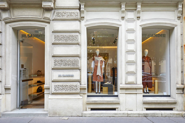 PARIS, FRANCE - JULY 22, 2017: Jil Sander fashion luxury store in Paris, France. - Foto, afbeelding