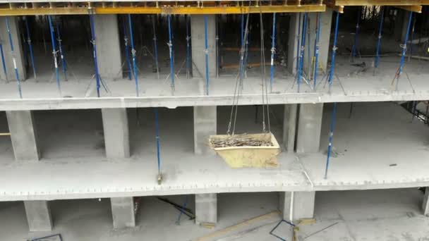 Grúa de construcción eleva la barra de refuerzo en el sitio de construcción. Elevación de carga pesada por grúa
 - Imágenes, Vídeo