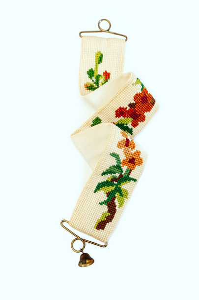 Вышивка винтажные голландские вышитые иглы старый красный зеленый иглы колокольчик маленький кованый медный медный крест Купер
 - Фото, изображение