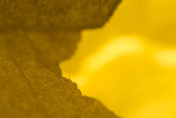 agujero en papel amarillo arrugado
  - Foto, imagen