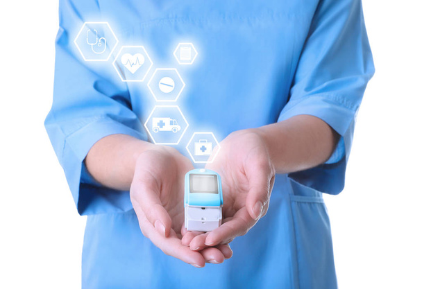 Arts bedrijf moderne medische hulpmiddel en informatieve iconen op witte achtergrond, close-up  - Foto, afbeelding