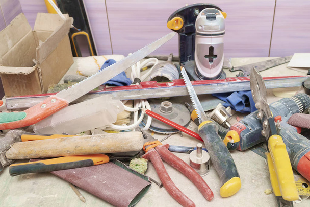 caos sobre la mesa con herramientas
 - Foto, Imagen