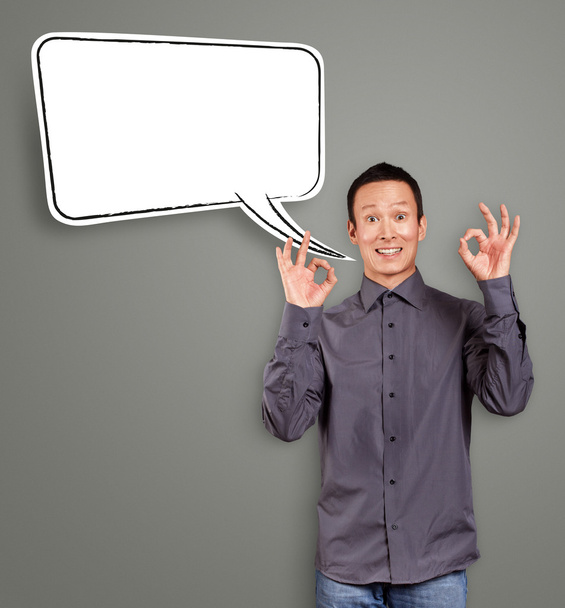 Asyalı adam konuşma balonu ile ok gösterir - Fotoğraf, Görsel