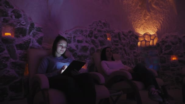 Дві жінки розслаблюючій в соляна печера в галотерапія - Кадри, відео