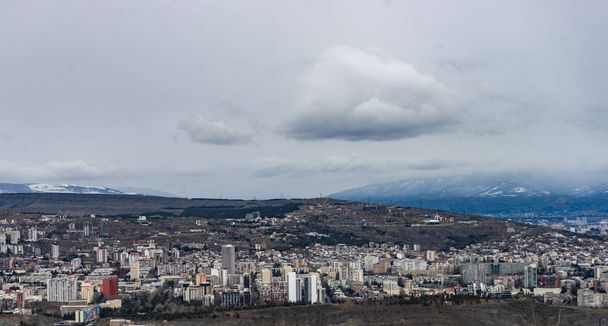 丘の頂上からトビリシ市街への眺め - 写真・画像