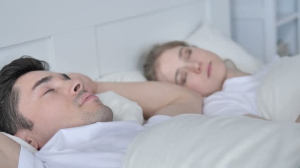 Casal cansado dormindo na cama
 - Filmagem, Vídeo