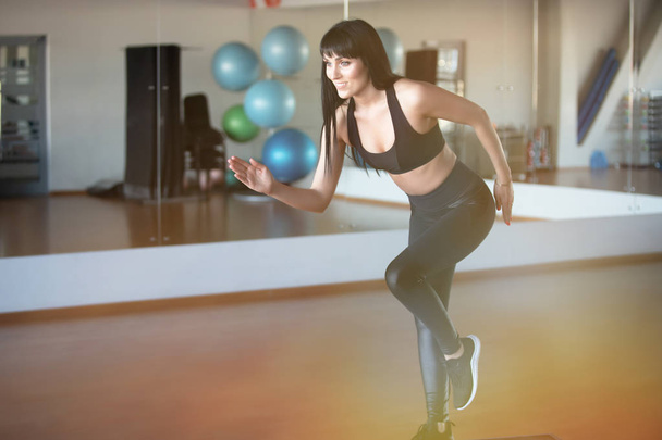 fitness girl trainer in gym in running position - Fotografie, Obrázek