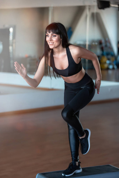 fitness girl trainer in gym in running position - Foto, Bild