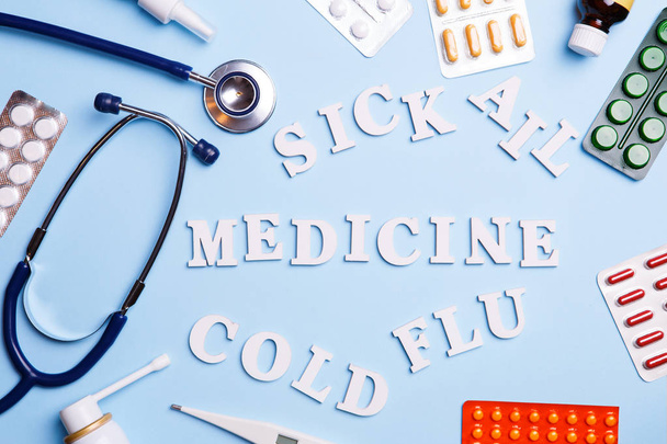 Medicina para el resfriado, termómetro, fonendoscopio y palabras: enfermo, llaga, medicina, resfriado y gripe
 - Foto, Imagen