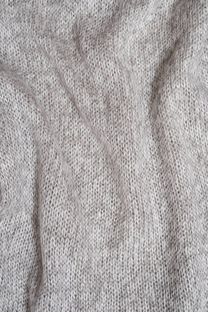 Υφή από ένα γκρι μαλλί πλεκτό πουλόβερ. Γκρο πλαν. Πτυχώσεις - Φωτογραφία, εικόνα