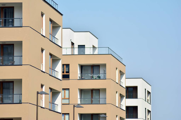 Europese moderne residentiële architectuur. Fragment van een modern appartementengebouw vooraan. Zeer modern appartementencomplex.  - Foto, afbeelding